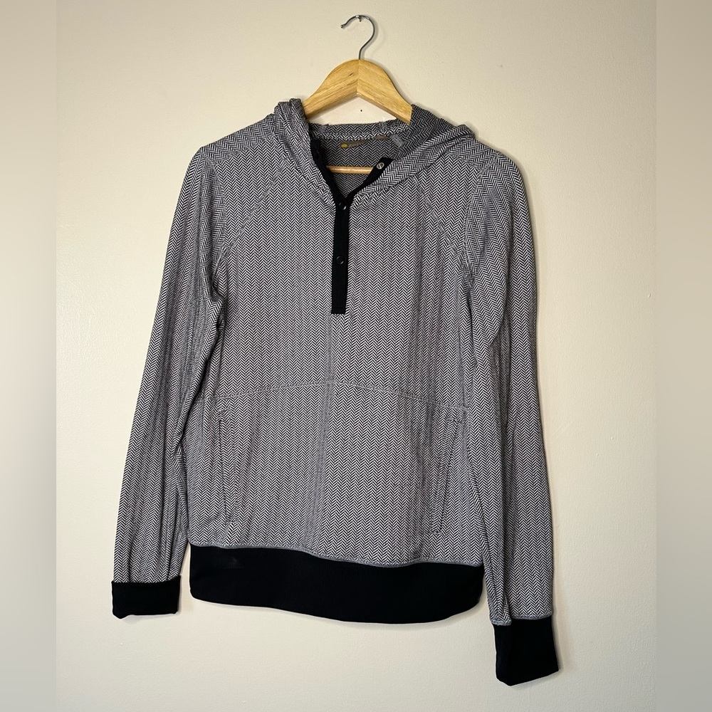 Zella Black & White Chevron Lightweight Pullover Size Medium